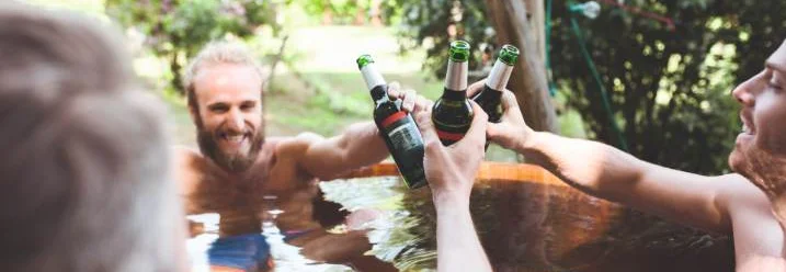 Drei Personen im Whirlpool mit Getränken